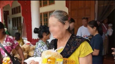 食糧を受け取った女性の写真