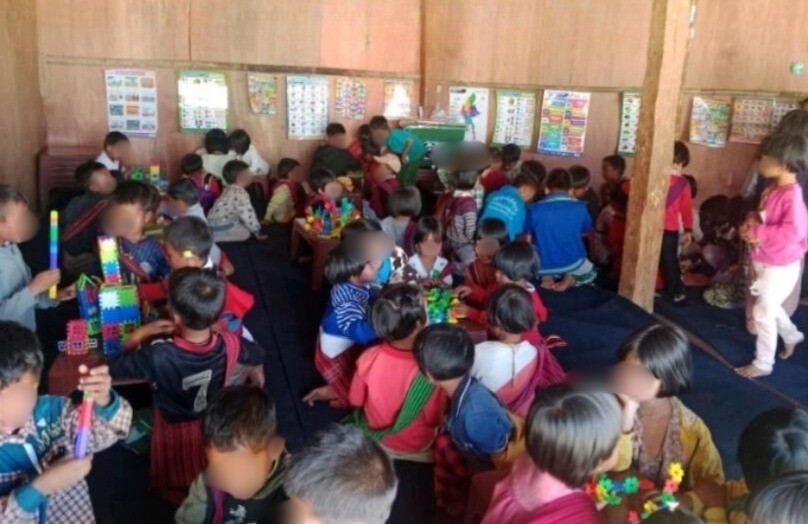 JVCの支援により整備された仮設教室で遊ぶ子どもたちの写真