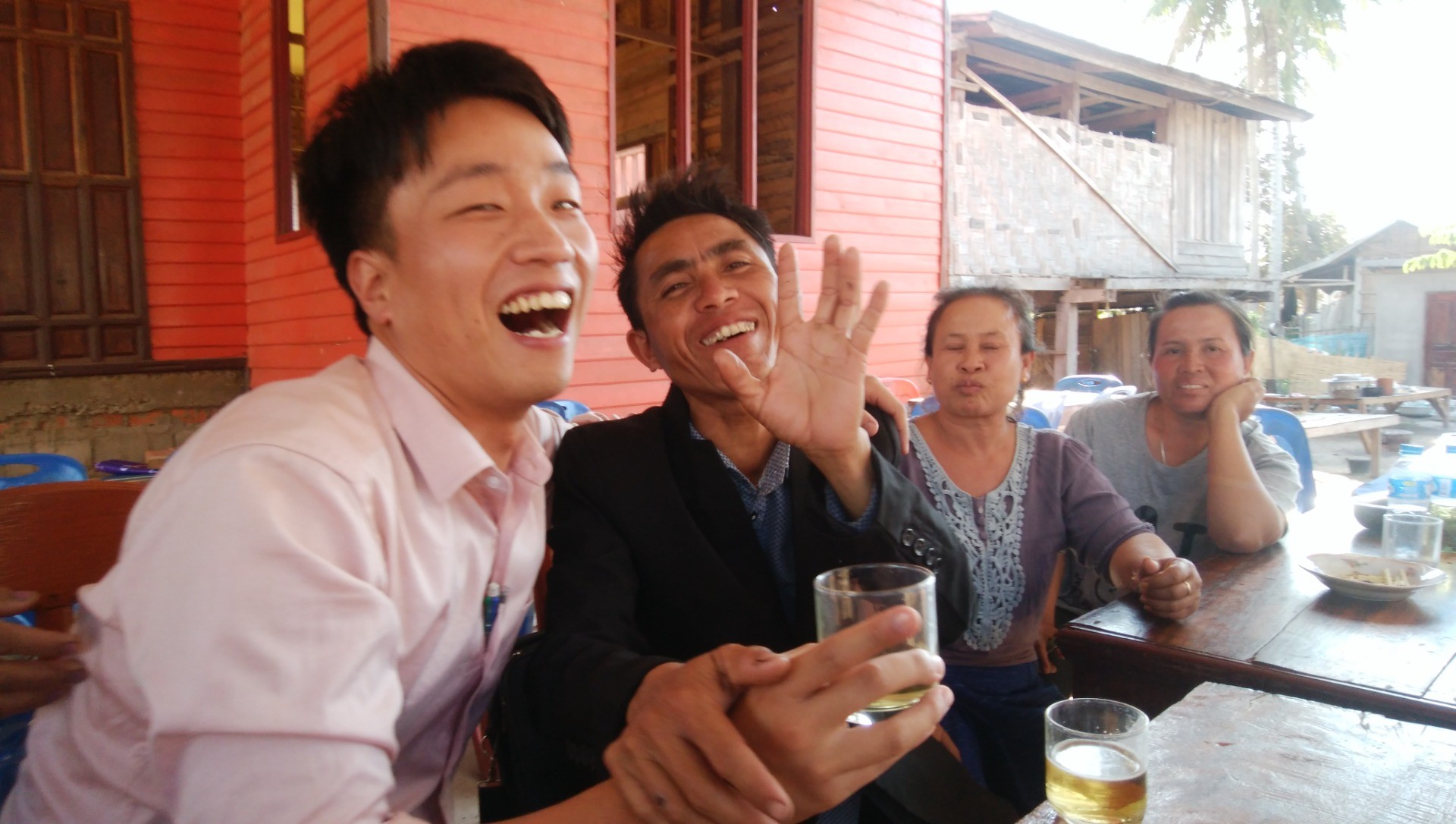 村人と飲む山室の写真