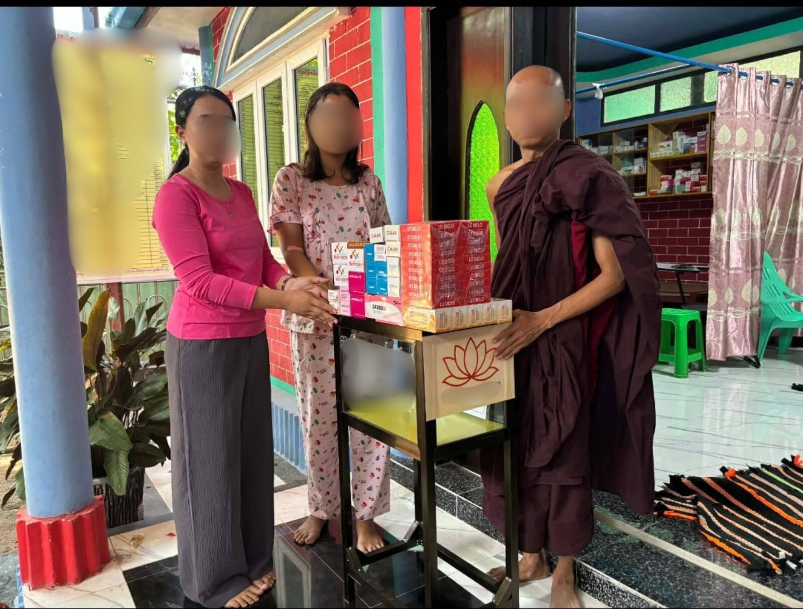 医療品の受け渡しの様子の写真