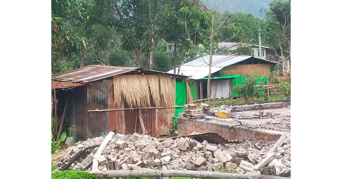 地震で倒壊した家屋と村人たちの仮設住宅